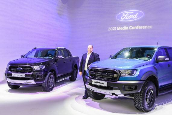 데이비드 제프리 포드코리아 대표가 13일 포드&링컨 미디어 컨퍼런스에서 올해 계획을 발표하고 있다. 차량은 왼쪽부터 포드 픽업트럭 레인저 와일드트랙과 레인저 랩터. (사진=포드코리아 제공)