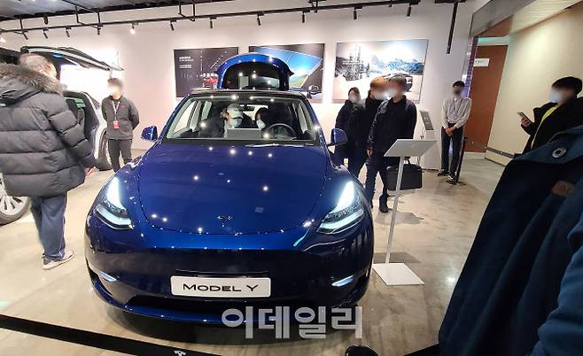 테슬라가 13일 롯데백화점 영등포점과 롯데월드몰에에서 국내에 처음으로 ‘모델 Y’를 공개했다. (사진=손의연 기자)