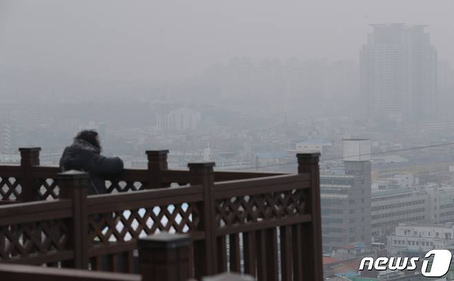 뿌연 미세먼지로 뒤덮인 청주 도심. © News1 DB
