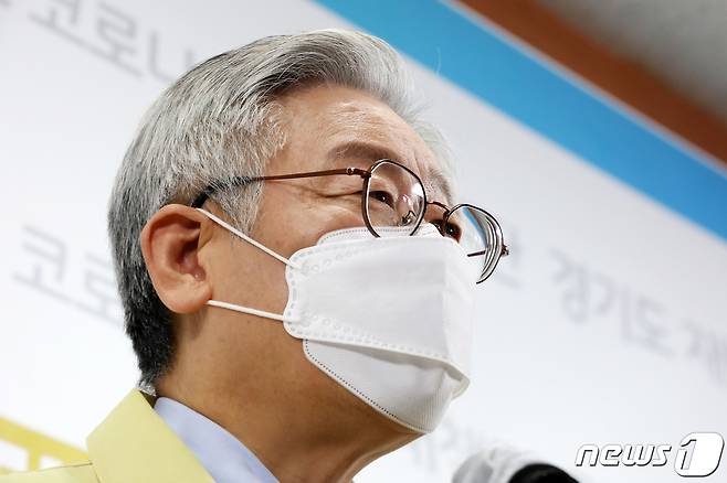 이재명 경기도지사는 지난 11일 경기도의회가 전도민 2차 재난기본소득 지급을 공식 요청해오자 도민과 공동체의 입장에서 숙고하겠다고 밝혔다./뉴스1 © News1 조태형 기자