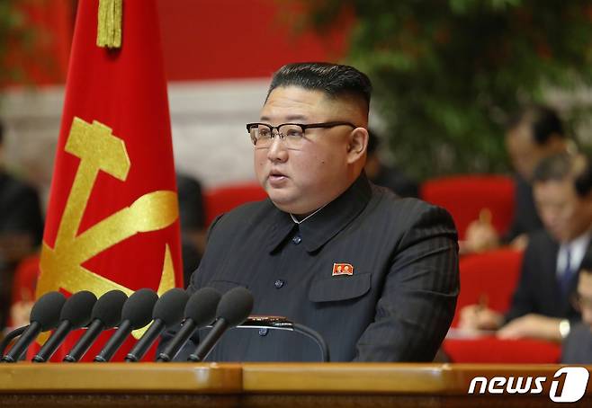 (평양 노동신문=뉴스1) = 북한 노동당 기관지 노동신문은 13일 김정은 국무위원장의 제8차 당 대회에 김정은 국무위원장이 한 결론을 1면에 보도했다. 김 위원장은 "무엇보다도 국가경제발전의 새로운 5개년 계획을 수행하기 위한 결사적인 투쟁을 벌여야 한다"라고 강조했다. [국내에서만 사용가능. 재배포 금지. DB 금지. For Use Only in the Republic of Korea. Redistribution Prohibited] rodongphoto@news1.kr