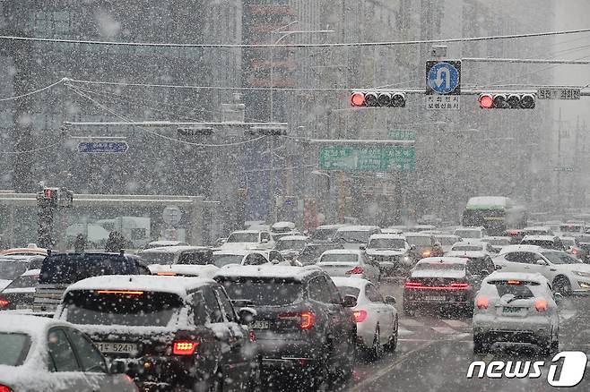 폭설이 내리고 있는 12일 오후 서울 서초구 교대역 인근 도로가 폭설로 인해 교통체증을 보이고 있다. 2021.1.12/뉴스1 © News1 임세영 기자