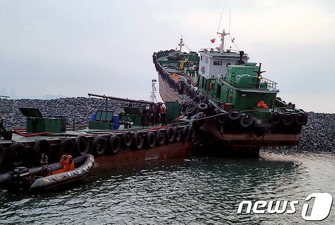 인천해양경찰서(서장 백학선)는 인천 송도 LNG 인근 약 1500m 해상에서 급유선 A호(124톤)가 좌주돼 구난 작업을 진행했다고 13일 밝혔다. 사진은 11일 좌주된 A호의 모습.(인천해양경찰서제공)2021.1.13/뉴스1 © News1 정진욱 기자