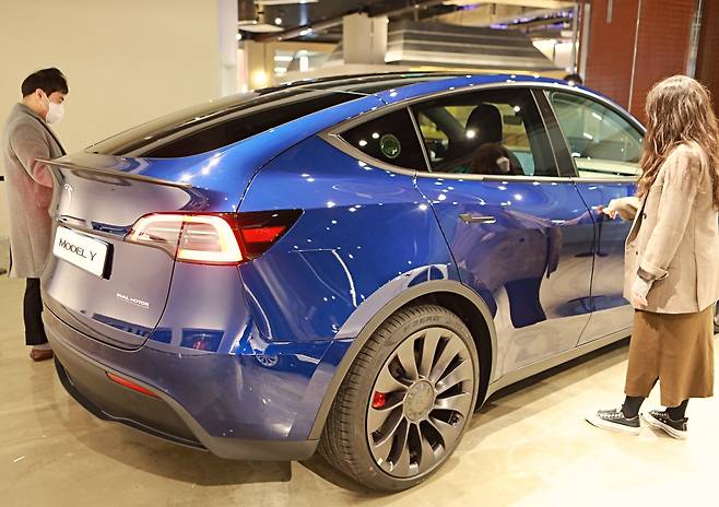 롯데백화점 영등포점에 전시된 테슬라 모델Y© 뉴스1