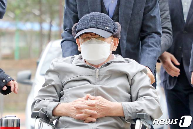 감염병예방법 위반 등 혐의로 기소된 이만희 신천지예수교 증거장막성전(신천지) 총회장이 18일 오후 경기도 수원시 영통구 수원지방법원에서 열리는 재판에 출석하고 있다. 2020.11.18/뉴스1 © News1 조태형 기자