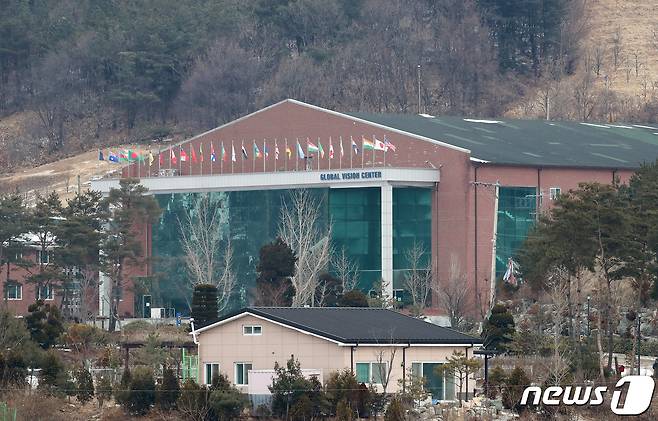 11일 경북 상주시 화서면 상용리 봉황산 자락에 위치한 BTJ열방센터. 최근까지 이곳을 다녀간 신도 2800여 명 가운데 지난 9일까지 전국 9개 시·도에서 505명이 신종 코로나바이러스 감염증(코로나19) 확진 판정을 받았지만 나머지 신도 상당수가 진단검사를 거부해 방역당국이 어려움을 겪고 있다. 2021.1.11/뉴스1 © News1 공정식 기자