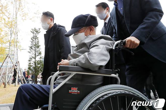 감염병예방법 위반 등 혐의로 기소된 이만희 신천지예수교 증거장막성전(신천지) 총회장이 18일 오후 경기도 수원시 영통구 수원지방법원에서 열리는 재판에 출석하고 있다. 2020.11.18 /뉴스1 © News1 조태형 기자