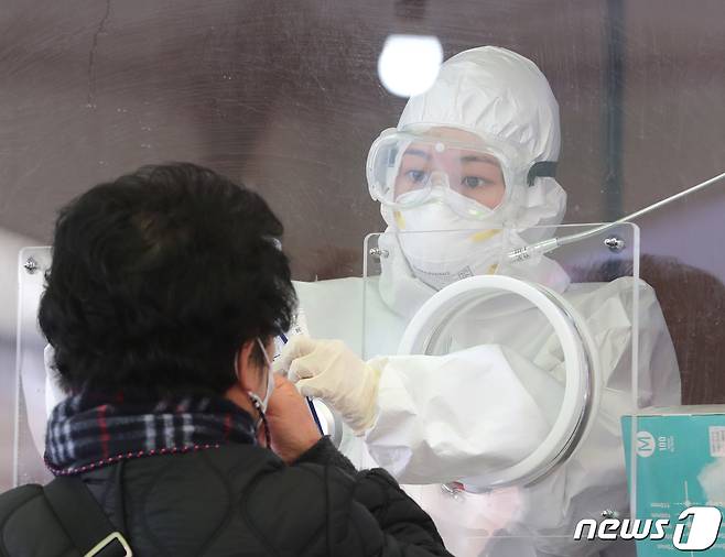 신종 코로나바이러스감염증(코로나19)  임시선별진료소에서 의료진이 검체 채취를 하고 있다.  /뉴스1 DB