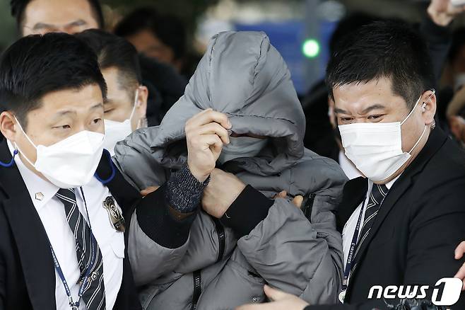 정인양을 입양한 후 수개월간 학대해 사망에 이르게 한 혐의를 받는 양부 안모씨가 13일 오전 서울 양천구 서울남부지방법원에서 열린 아동복지법위반(아동유기‧방임) 첫 재판을 마친뒤 법원 청사를 나서고 있다. 2021.1.13/뉴스1 © News1 이승배 기자