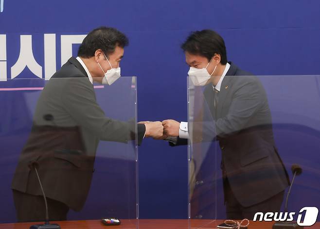김종철 정의당 대표(오른쪽)가 13일 오전 서울 여의도 국회에서 이낙연 더불어민주당 대표를 예방하고 있다.(본문과 관련없음) 2020.10.13/뉴스1 © News1 신웅수 기자
