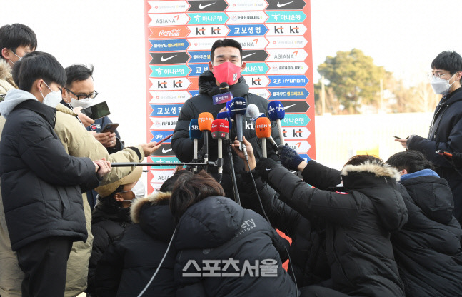 올림픽대표팀의 송민규가 12일 강릉종합운동장에서 훈련을 하기 전 취재진과 인터뷰를 하고 있다. 2021. 1. 12. 강릉 | 박진업기자 upandup@sportsseoul.com