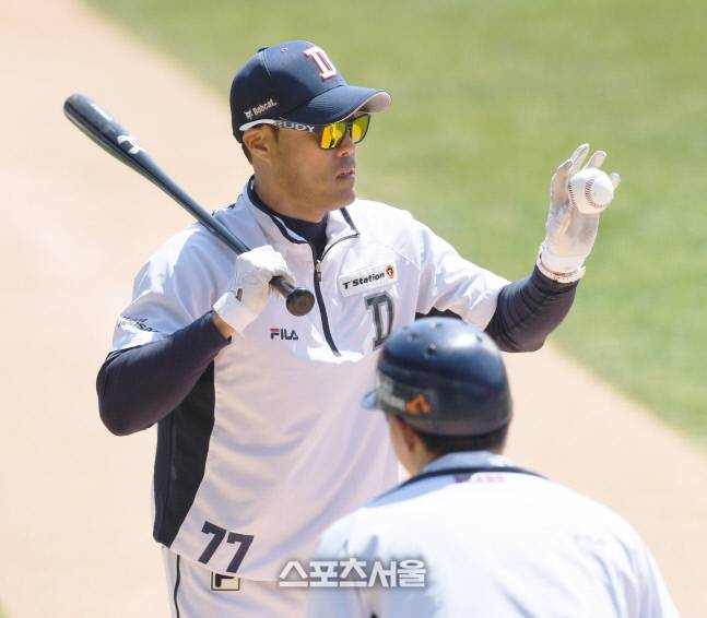 두산 조성환 코치가 훈련을 진행하고있다.  김도훈기자 dica@sportsseoul.com