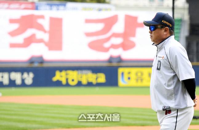 두산이 스프링캠프 장소를 확정지었다. 사진은 김태형 감독이 선수들의 훈련을 지켜보고 있는 모습.  최승섭기자 thunder@sportsseoul.com