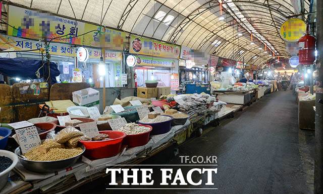 지난해 6월 연 매출 30억 원 이하 영세·중소 신용카드 가맹점을 대상으로 1만 원 이하 소액카드 결제 수수료를 면제하고, 전통시장은 매출액과 관계없이 우대수수료율을 적용받도록 하는 여신전문금융업법 개정안이 발의됐다. /더팩트 DB