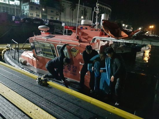 13일 오전 서귀포항 인근 바다로 추락한 차량의 운전자가 해경에 의해 구조됐다. 사진=서귀포해경