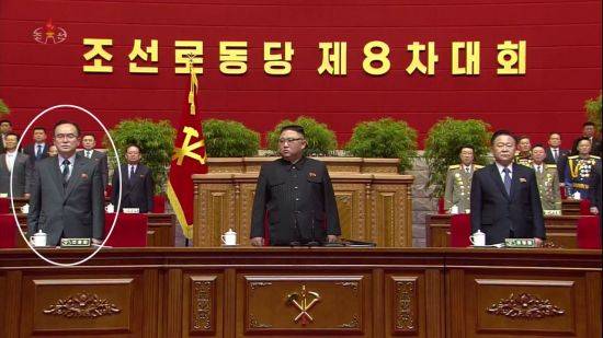 북한 조선중앙TV는 지난 12일 평양에서 노동당 제8차 대회가 폐막했다고 13일 보도했다. 이번 대회에서 당 비서로 선출된 조용원(하얀 원)이 당대회 주석단에서 김정은 총비서 바로 오른편(김정은 기준)에 자리하고 서 있다. 권력 서열 3위에 오른 것으로 추정된다.