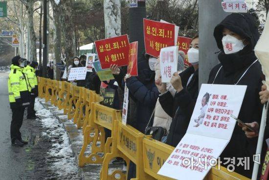 입양 뒤 양모의 학대로 숨진 '정인이 사건' 첫 공판이 13일 서울 양천구 남부지법에서 열렸다. 이날 법원 앞에 모인 시민들이 정인이 양부모에게 살인죄 적용을 요구하고 있다./김현민 기자 kimhyun81@