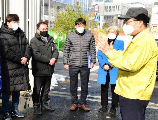 류경기 중랑구청장이 13일 오후 1시30분 중랑구 도로안전센터를 찾아 제설작업에 동참함 직원들을 격려했다.