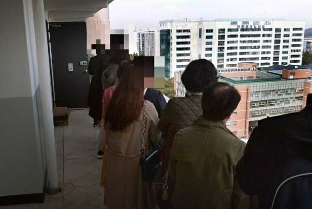 지난해 12월 서울 강서구의 한 아파트 전셋집을 둘러보기 위해 사람들이 줄을 서 있다. /조선DB