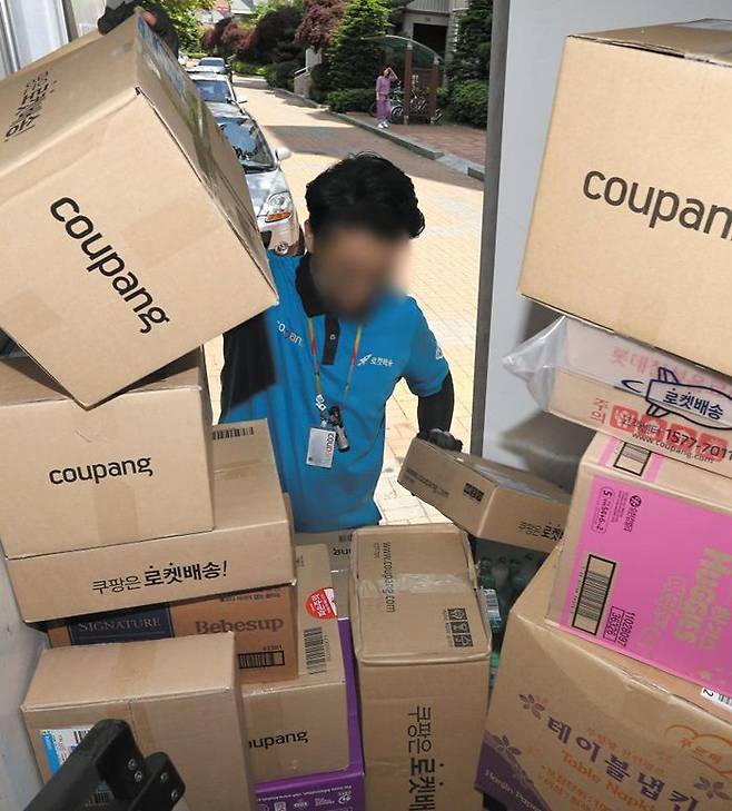쿠팡에서는 작년 11월 한 달에만 전체 배송 직원의 8%가 넘는 1400명이 퇴사했다. 사진은 경기도 파주의 한 주택가에서 택배가 가득 실린 쿠팡 차량에서 배송 기사가 상자를 내리는 모습. /오종찬 기자