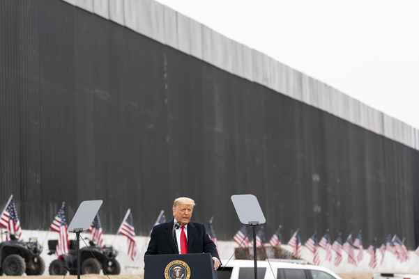 도널드 트럼프 미국 대통령이 12일(현지 시각) 텍사스주 알라모의 미국-멕시코 국경장벽 부근에서 연설하고 있다. /AP연합뉴스