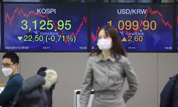 서울 중구 하나은행 딜링룸. / 연합뉴스