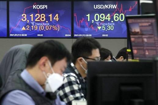 13일 오전 서울 중구 KEB하나은행 딜링룸. /뉴시스