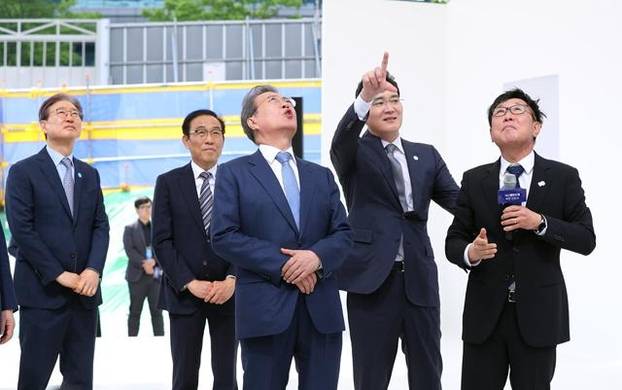 문재인 대통령이 2019년 4월 30일 삼성전자 화성캠퍼스 EUV(극자외선)동 건설 현장을 찾아 이재용 삼성전자 부회장의 이야기를 듣고 있다. /연합뉴스
