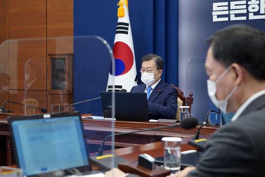 문재인 대통령이 지난 11일 청와대에서 수석·보좌관회의를 주재하는 모습. 청와대 제공.