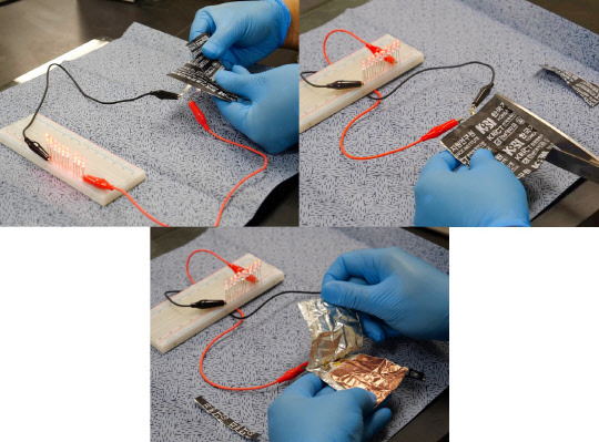 김해진 기초지원연 박사 연구팀이 개발한 자유변형이 가능한 '전구체 이차전지'의 작동 모습으로, 구부리거나, 잘라 내거나, 전지 내부를 공기에 노출시켜도 안정적으로 작동한다.



기초지원연 제공