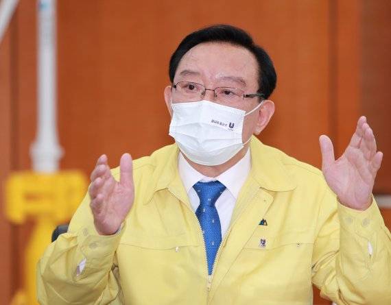 송철호 울산시장은 13일 신년 인터뷰를 통해 민선 7기 전반기에 역점 추진해 온 신성장 동력 사업들을 시민들이 체감할 수 있도록 앞으로 실행력을 높여 나겠다고 강조했다.