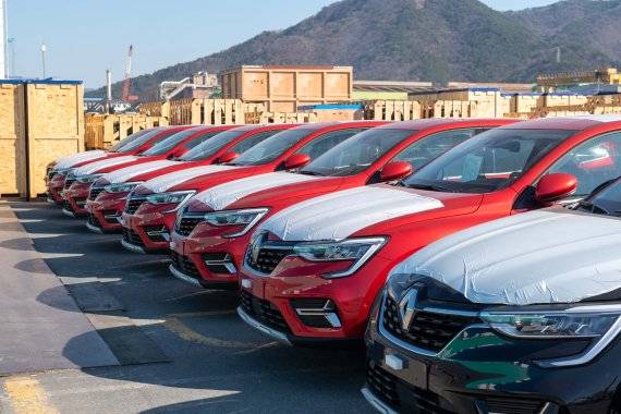 지난해 12월 25일 르노삼성자동차 XM3(현지명 르노 뉴 아르카나)가 선적되는 모습 르노삼성 제공