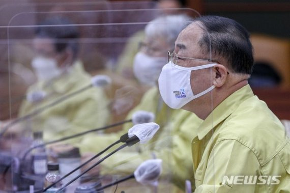 통계청은 13일 지난해 12월 취업자 수가 1년 전보다 62만8000명 줄었다고 밝혔다. 역대 최악의 고용한파가 몰아치고 있다. 홍남기 경제부총리 겸 기획재정부 장관이 정부서울청사에서 열린 '비상경제 중앙대책본부회의 겸 한국판뉴딜 관계장관회의'에 참석해 발언하고 있다. /뉴시스