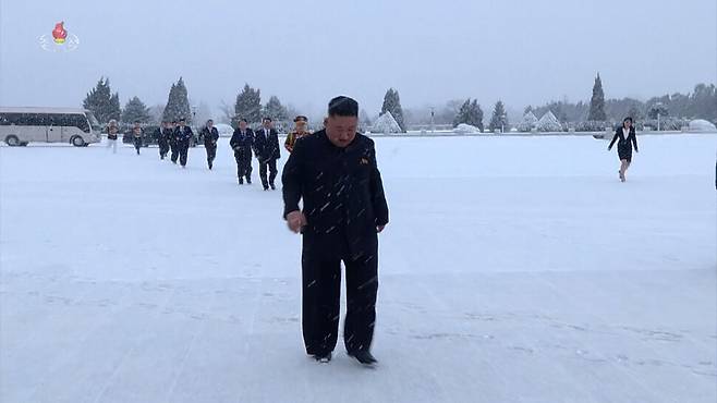 <조선중앙TV>는 12일 김정은 당 총비서와 8차 당대회에서 새로 선출된 당 중앙지도기관 간부들이 평양 금수산태양궁전을 찾아 참배했다고 13일 보도했다. 김 총비서가 맨 앞에서 폭설을 뚫고 걷는 가운데 뒤편으로 김여정 당 부부장(오른쪽)을 비롯해 간부들이 뛰다시피 뒤따르는 모습이 보인다. 연합뉴스