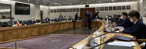 (서울=뉴스1) = 외교부는 최종건 1차관이 지난 10일(현지시간)부터 이란에서 한국 선박 억류에 대해 항의하고, 조속한 해제를 요구했다고 12일 전했다. 최 차관이 압돌나세르 헤마티 중앙은행 총재 등과 간담회를 하고 있다. (외교부 제공) 2021.1.13/뉴스1