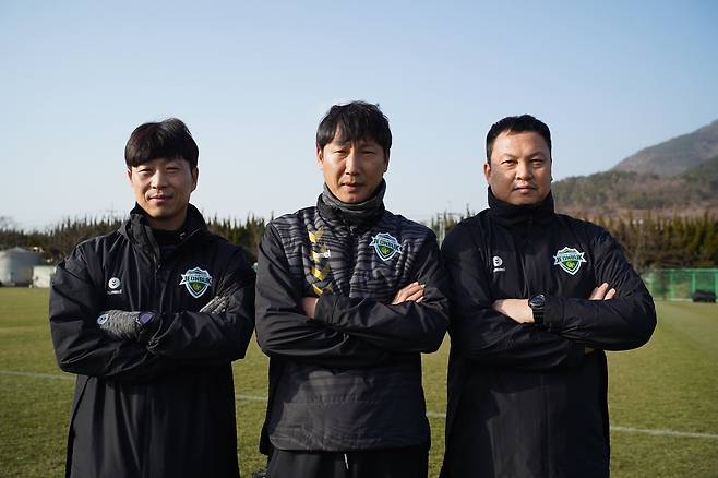 전북 현대를 새롭게 이끈 김상식(가운데) 감독. 그를 보좌할 김두현(왼쪽) 코치와 이운재(오른쪽) 코치. [사진 전북 현대]