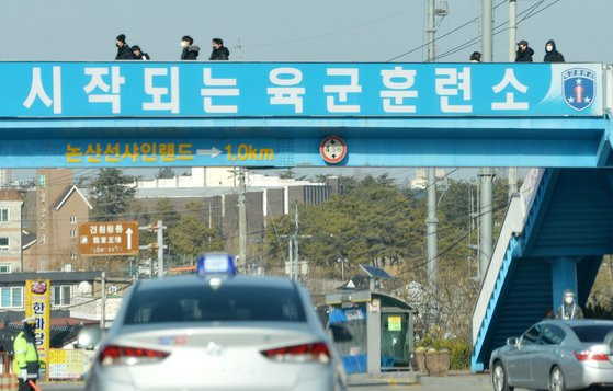 충남 논산 육군훈련소에서 지난해 12월 24일 신종 코로나바이러스 감염증(코로나19) 확진자가 11명 무더기로 발생한 가운데 이날 오후 전국에서 훈련소로 도착한 입영장정과 가족들이 입영심사대로 향하고 있다. [프리랜서 김성태]