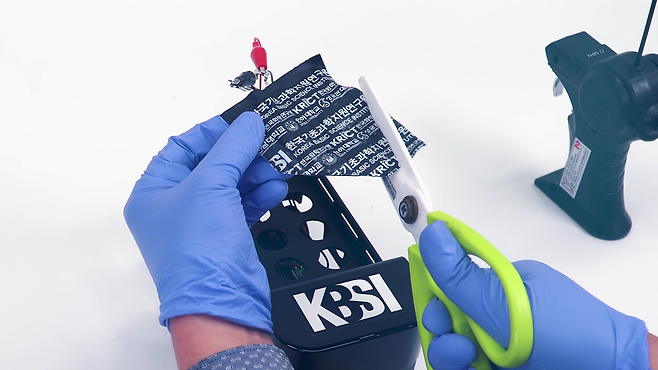 배터리 셀을 가위로 절단하는 장면