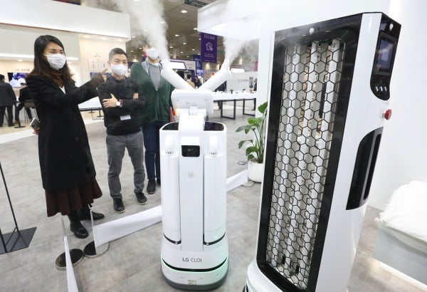 지난달 9일 서울 강남구 코엑스에서 열린 '2020 한국전자전(KES)'에서 공개된 'LG 클로이 살균봇'/사진=뉴스1