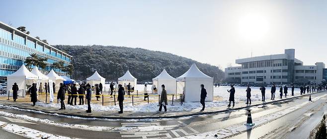 경기도, 선제적 코로나 전수검사 경기도청에서 13일 직원들이 코로나19 검사를 받기 위해 일정 간격을 두고 늘어서 있다. 경기도는 무증상 감염자로 인한 지역 감염을 막기 위해 도청과 관할 공공기관의 전 직원 1만2000여명을 대상으로 이날부터 19일까지 전수검사를 한다. 연합뉴스