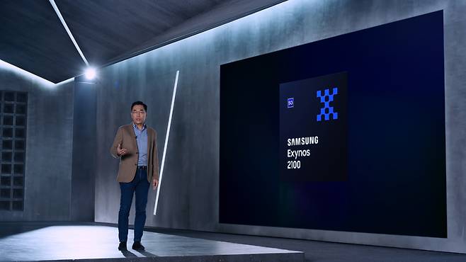 Samsung LSI Business President Kang In-yup introduces Exynos 2100 through an online presentation on Tuesday. (Samsung Electronics)