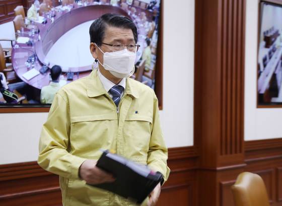 Financial Services Commission Chairman Eun Sung-soo attends a government's economic meeting at the government complex in Seoul on Jan. 13. The FSC has laid out punitive actions against short selling, whose ban is lifted in March. [YONHAP]