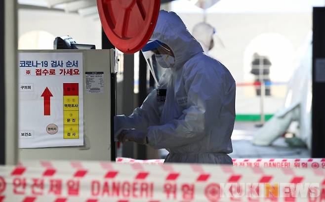 ▲서울 용산보건소 선별진료소에서 우수근무자로 선별된 육군 특전사 간부들이 역학조사 지원 임무 수행에 앞서 파이팅을 외치고 있다. 사진=사진공동취재단