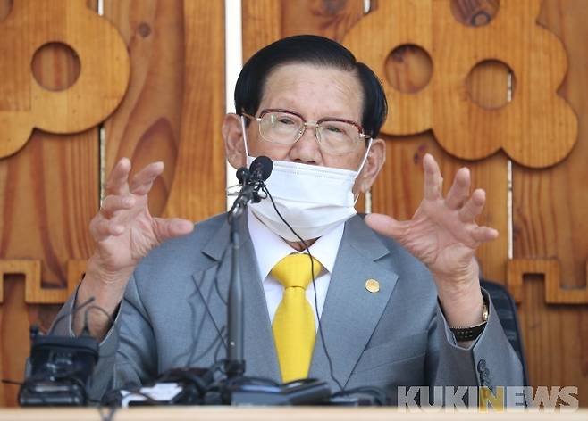 ▲ 평화의 궁전에서 기자회견을 열고 입장을 밝히는 이만희 신천지 총회장. 사진=박태현 기자