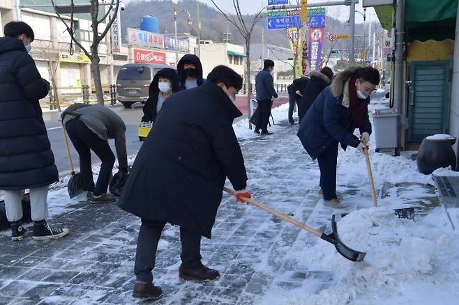 ▲ 제설작업 중인 부여군 직원들.