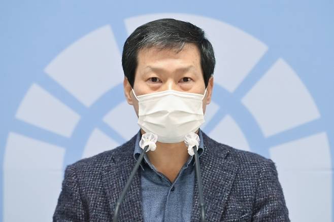 ▲ 소상공인 버팀목 자금 관련 주간 브리핑하는 김정태 경제과장.