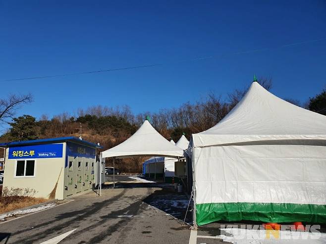 아산시 이순신종합운동장에 설치된 선별진료소.