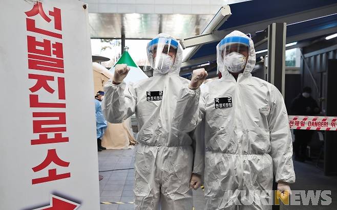 ▲ 서울 용산보건소 선별진료소에서 우수근무자로 선별된 육군 특전사 간부들이 역학조사 지원 임무 수행에 앞서 파이팅을 외치고 있다. 사진=사진공동취재단