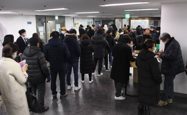13일 서울 마포구 서울서부고용복지플러스센터가 실업급여 신청 및 교육을 받으러 온 시민들로 북적이고 있다.