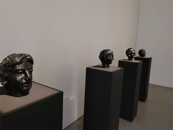 조지 콘도 청동 두상 작품.